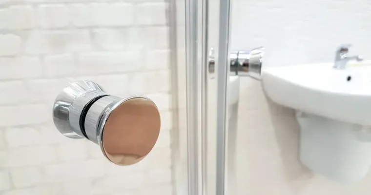 Kabiny prysznicowe – gotowe czy na wymiar?