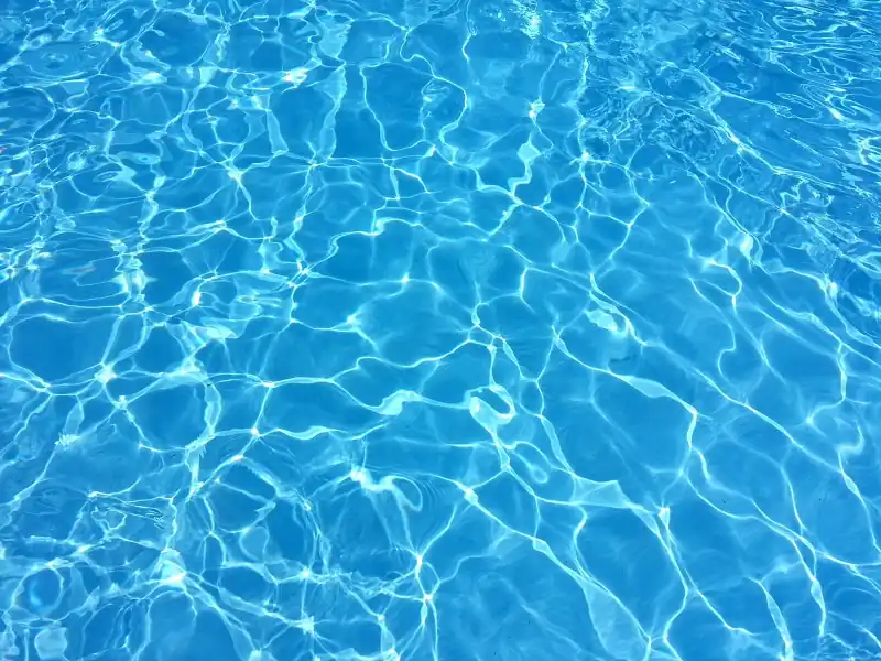 wpływ pompy na czystość wody w basenie