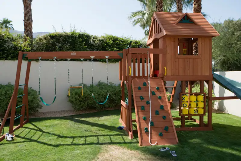 Przydomowy plac zabaw dla dzieci w ogrodzie – czy to dobre rozwiązanie?