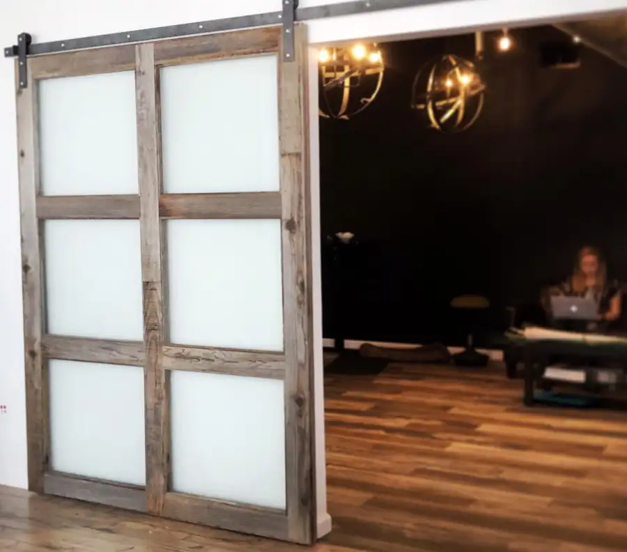 Szklane drzwi w wiatrołapie – czy szkło w przedpokoju to dobry pomysł?